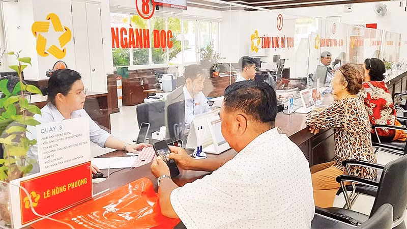 Người dân làm thủ tục hành chính tại phường Phú Nhuận, Thành phố Hồ Chí Minh.
