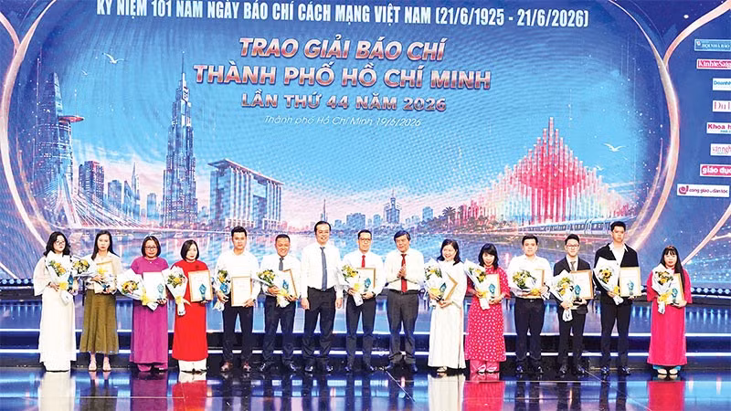 Trao giải cho các tác phẩm ở nhóm chủ đề phỏng vấn, tường thuật, ghi nhanh tại Lễ trao Giải Báo chí Thành phố Hồ Chí Minh lần thứ 44 (Ảnh MẠNH HẢO)