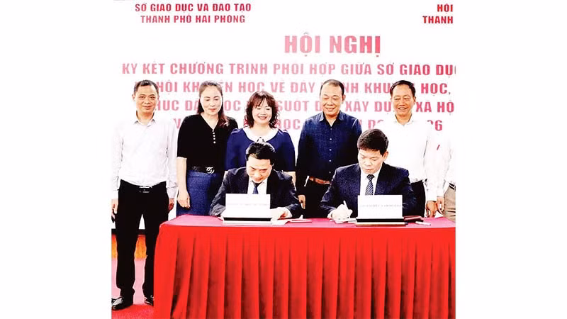 Lễ ký chương trình phối hợp đẩy mạnh công tác khuyến học, khuyến tài, xây dựng.
