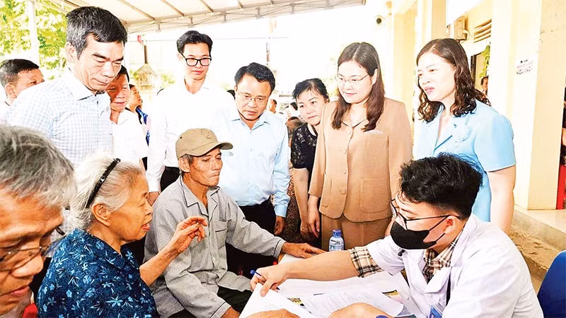 Khám tư vấn sức khỏe cho người dân tại xã Phú Long, tỉnh Ninh Bình.