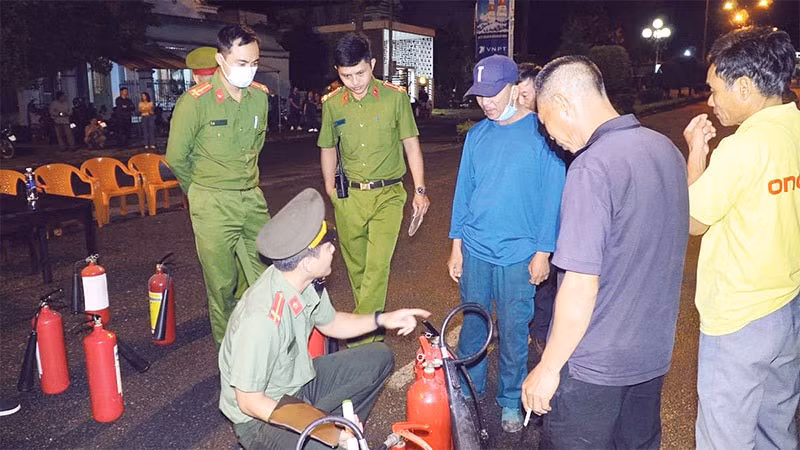 Hướng dẫn kiến thức phòng chống cháy nổ, sử dụng phương tiện chữa cháy tổ liên gia. (Ảnh HOÀNG PHÚC THẮNG)