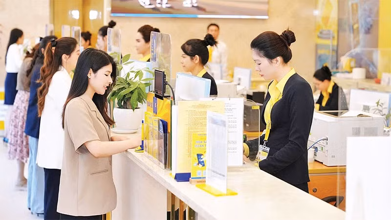 Khách hàng giao dịch tại một điểm của Ngân hàng Thương mại cổ phần Nam Á (NamA Bank) trên địa bàn Thành phố Hồ Chí Minh.