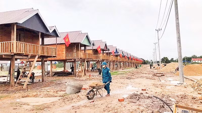 Cán bộ, chiến sĩ thuộc Bộ Chỉ huy quân sự tỉnh Gia Lai phối hợp các cấp chính quyền giúp người dân di dời, dựng nhà tại nơi ở mới.
