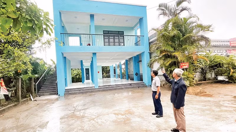 Nhà sinh hoạt cộng đồng kết hợp phòng tránh lũ thôn Phú Hữu, xã Hòa Thịnh được xây dựng khang trang.