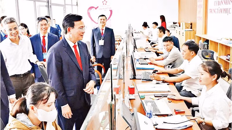Chủ tịch Ủy ban nhân dân tỉnh Lâm Đồng Hồ Văn Mười kiểm tra việc giải quyết thủ tục hành chính tại xã Nhân Cơ (Ảnh MAI VĂN BẢO)
