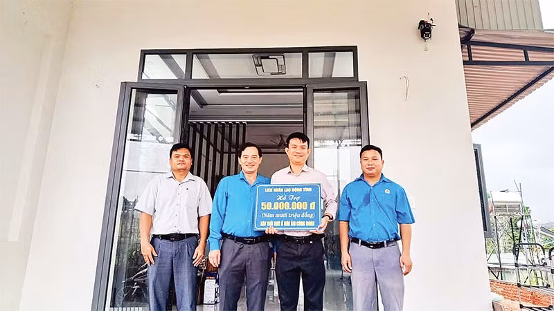 Bàn giao nhà “Mái ấm Công đoàn” cho gia đình anh Phạm Thanh Hùng, Công đoàn cơ sở Bệnh viện đa khoa khu vực Ia H'Drai.