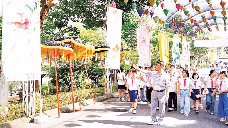 Các em học sinh tham quan những sản phẩm tạo hình lấy cảm hứng từ di sản Thánh Gióng qua chương trình.