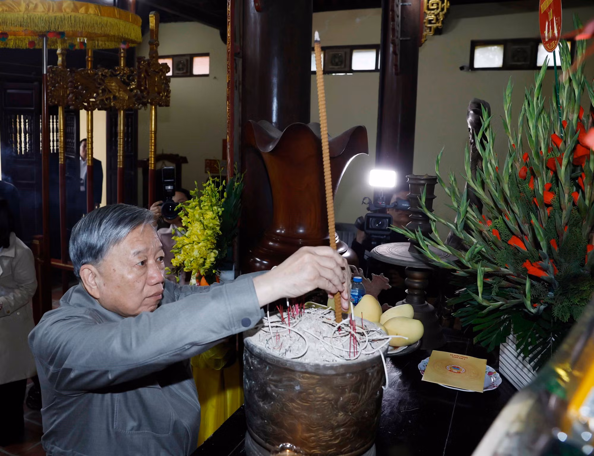 vna-potal-tong-bi-thu-to-lam-dang-huong-tuong-niem-cac-lanh-dao-tien-boi-cua-dang-8584397.jpg