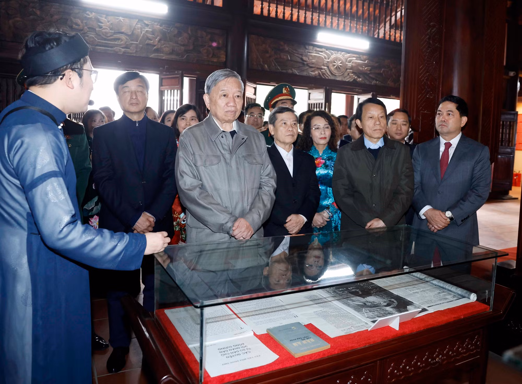 vna-potal-tong-bi-thu-to-lam-dang-huong-tuong-niem-cac-lanh-dao-tien-boi-cua-dang-8584415.jpg