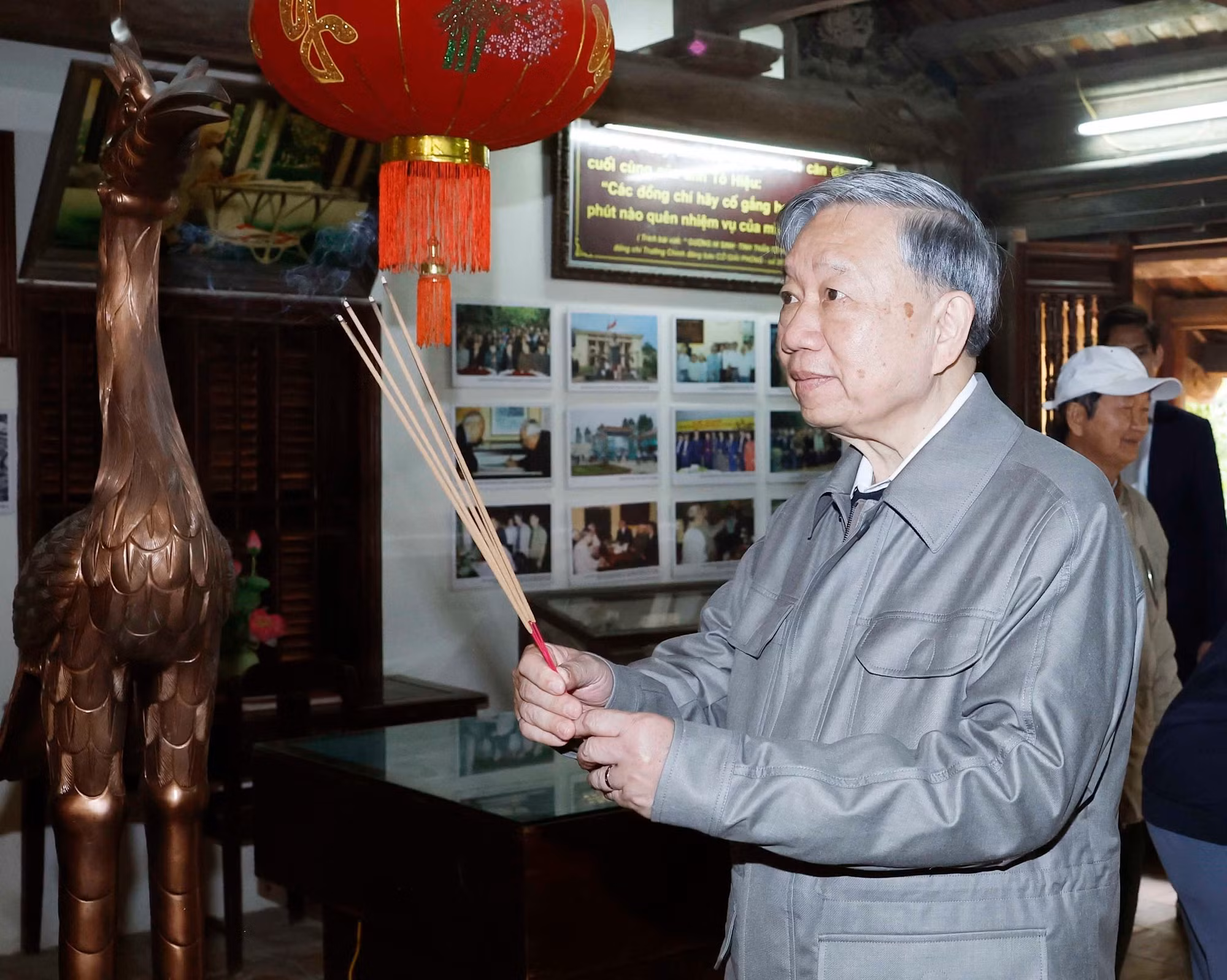 vna-potal-tong-bi-thu-to-lam-dang-huong-tuong-niem-cac-lanh-dao-tien-boi-cua-dang-8584405.jpg