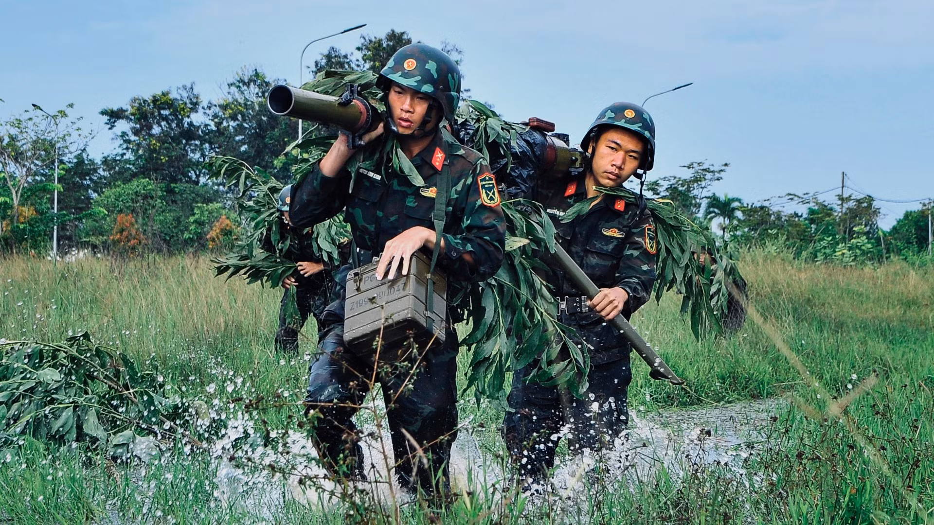 Các lực lượng tham gia diễn tập cơ động vào vị trí.