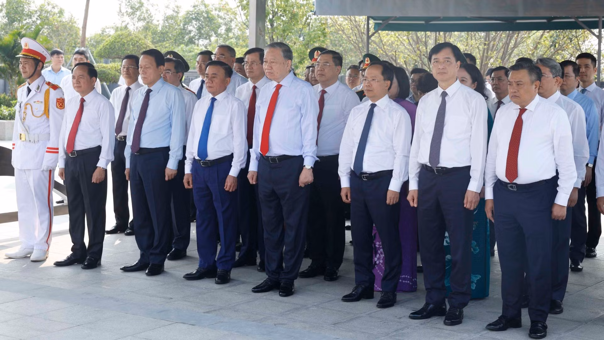 Tổng Bí thư, Chủ tịch nước Tô Lâm và các đồng chí lãnh đạo Đảng, Nhà nước dâng hoa, dâng hương tại Khu di tích cố Tổng Bí thư Hà Huy Tập ở xã Cẩm Hưng, tỉnh Hà Tĩnh. (Ảnh: Thống Nhất/TTXVN)