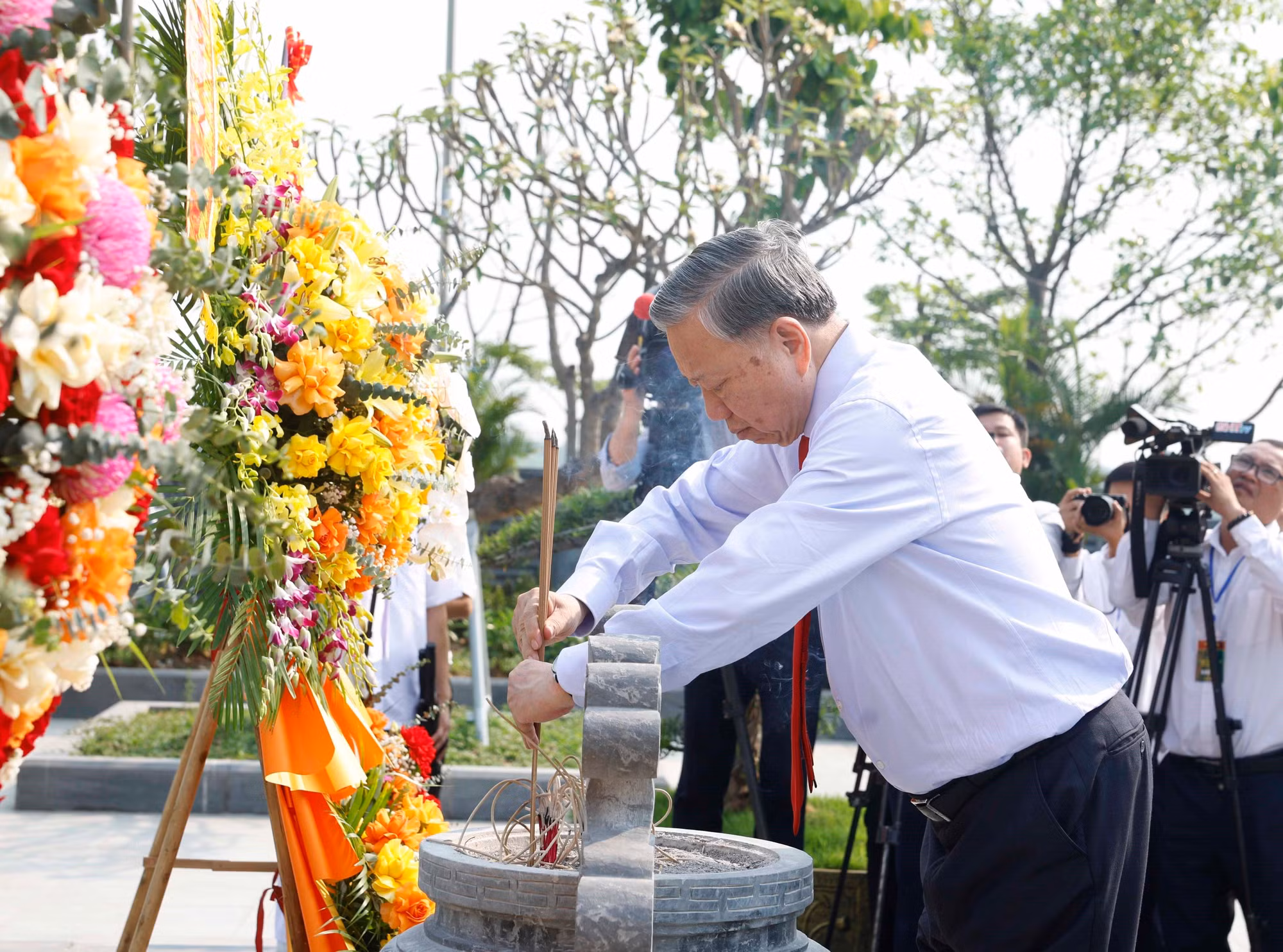 vna-potal-chu-tich-nuoc-to-lam-vdang-hoa-dang-huong-khu-mo-va-khu-luu-niem-tong-bi-thu-ha-huy-tap-8715476.jpg