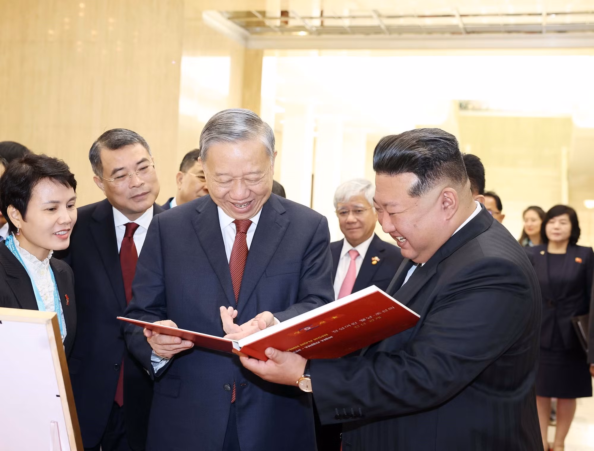 vna-potal-tong-bi-thu-to-lam-tang-tong-bi-thu-chu-tich-quoc-vu-trieu-tien-kim-jong-un-sach-anh-tham-tinh-huu-nghi-viet-nam-trieu-tien-8327377.jpg