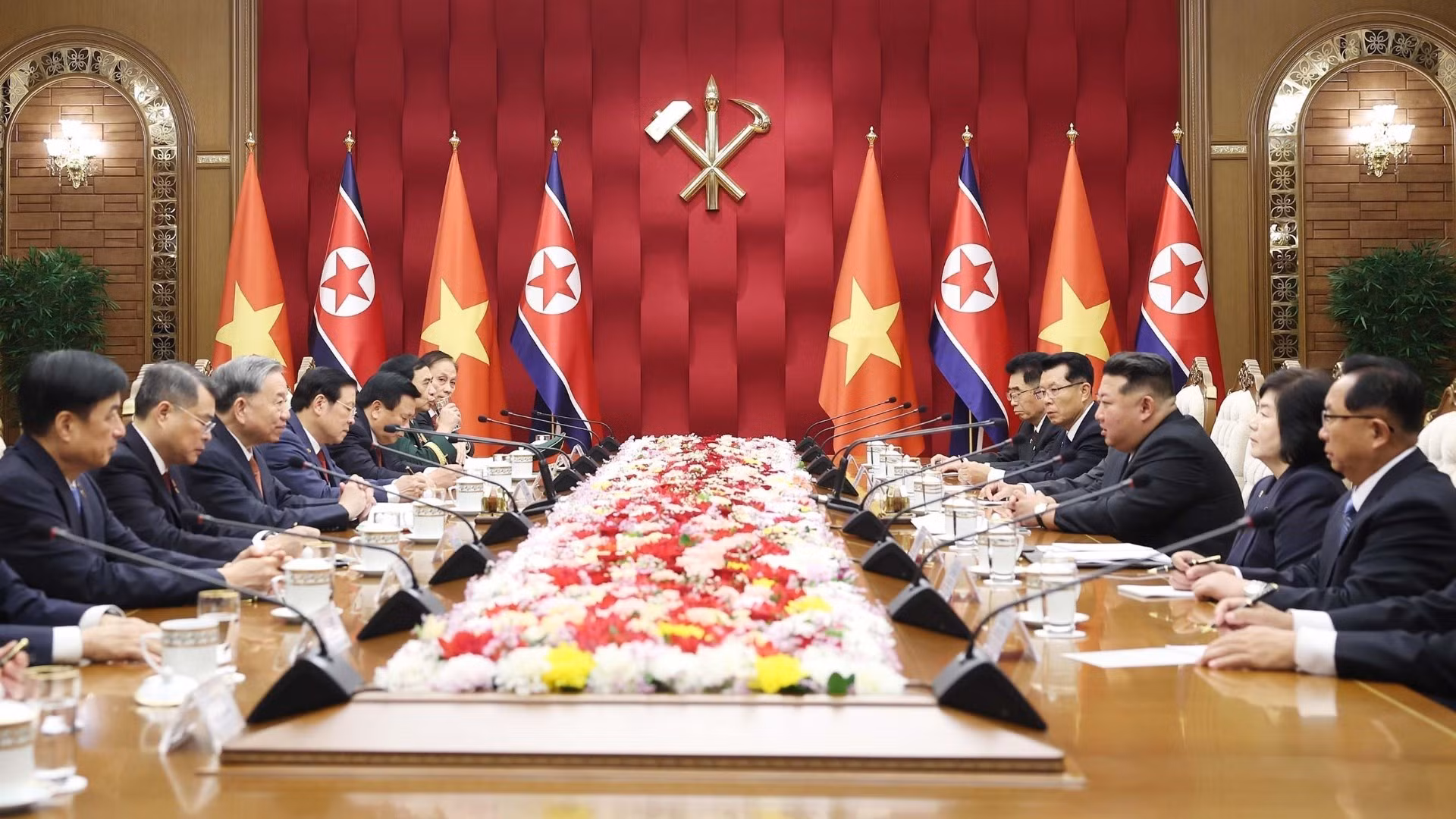 Tổng Bí thư Tô Lâm hội đàm với Tổng Bí thư, Chủ tịch Quốc vụ Triều Tiên Kim Jong Un. (Ảnh: THỐNG NHẤT/TTXVN)