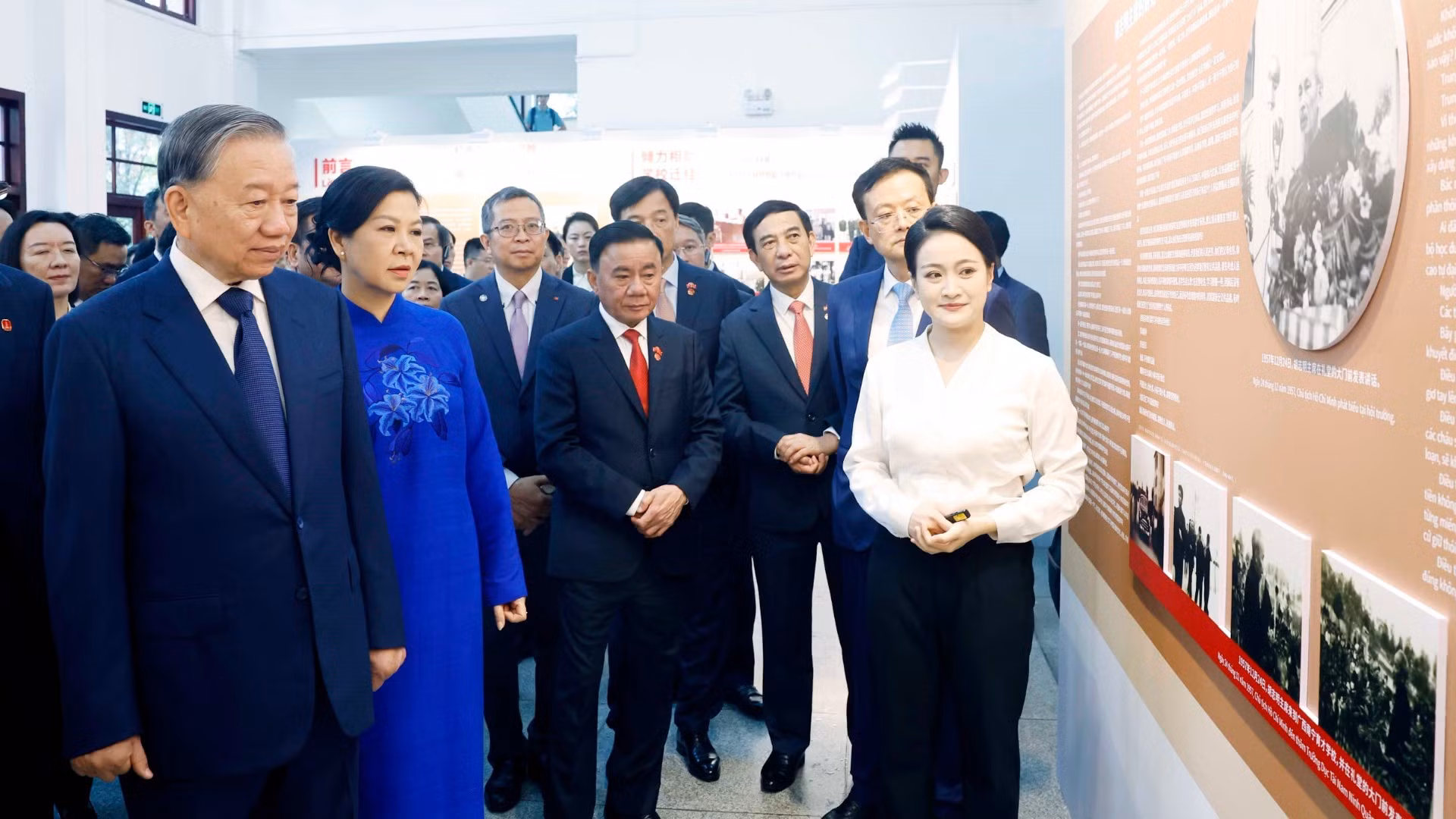 Tổng Bí thư, Chủ tịch nước Tô Lâm và Phu nhân nghe giới thiệu về Trường Dục Tài Nam Ninh. (Ảnh: Thống Nhất/TTXVN)