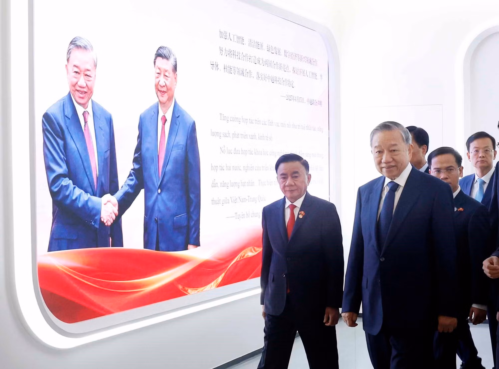 vna-potal-tong-bi-thu-chu-tich-nuoc-tham-trung-tam-hop-tac-ung-dung-ai-trung-quoc-asean-8706632.jpg