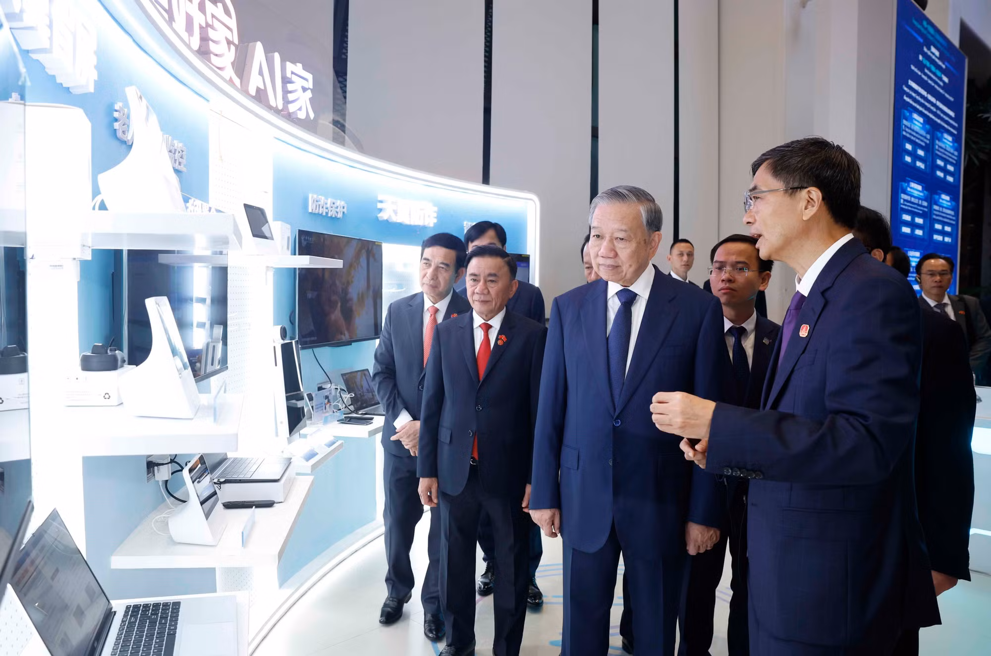 vna-potal-tong-bi-thu-chu-tich-nuoc-tham-trung-tam-hop-tac-ung-dung-ai-trung-quoc-asean-8706597.jpg