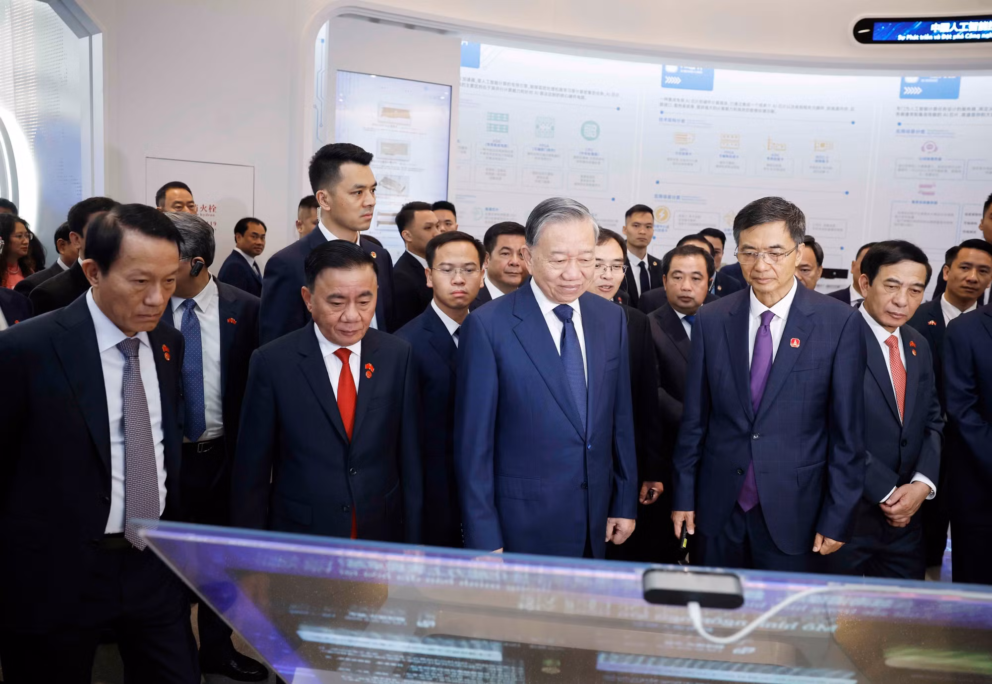 vna-potal-tong-bi-thu-chu-tich-nuoc-tham-trung-tam-hop-tac-ung-dung-ai-trung-quoc-asean-8706648.jpg
