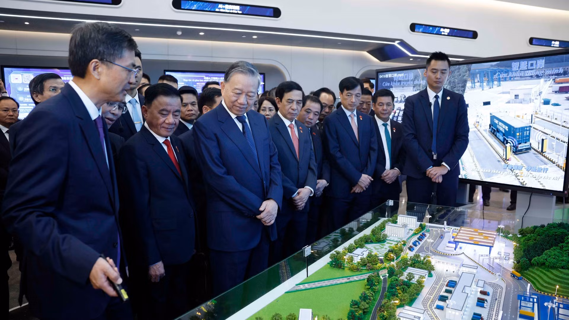 Tổng Bí thư, Chủ tịch nước Tô Lâm và các đại biểu tại Trung tâm hợp tác ứng dụng AI Trung Quốc-ASEAN. (Ảnh: Thống Nhất/TTXVN)