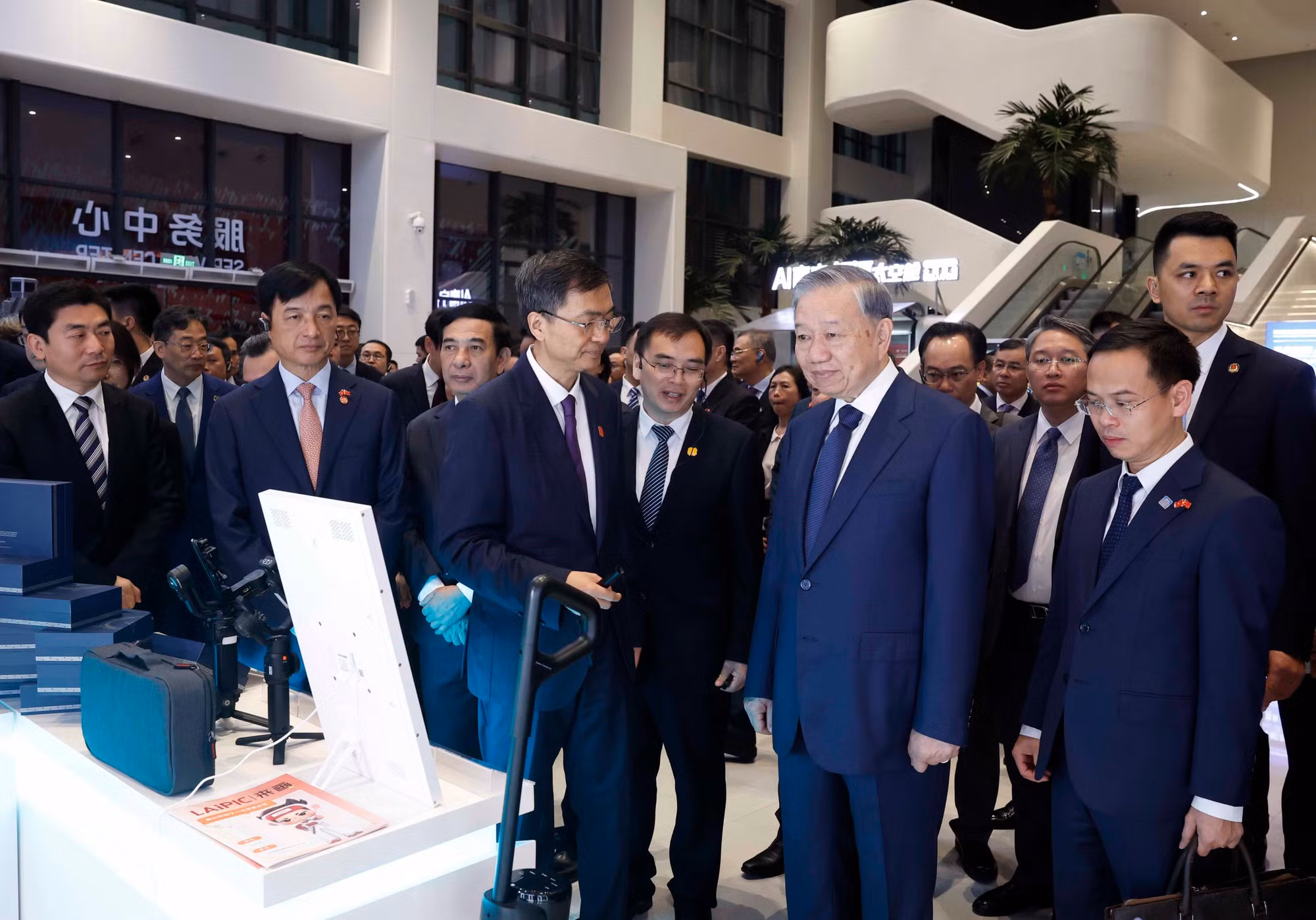vna-potal-tong-bi-thu-chu-tich-nuoc-tham-trung-tam-hop-tac-ung-dung-ai-trung-quoc-asean-8706605.jpg