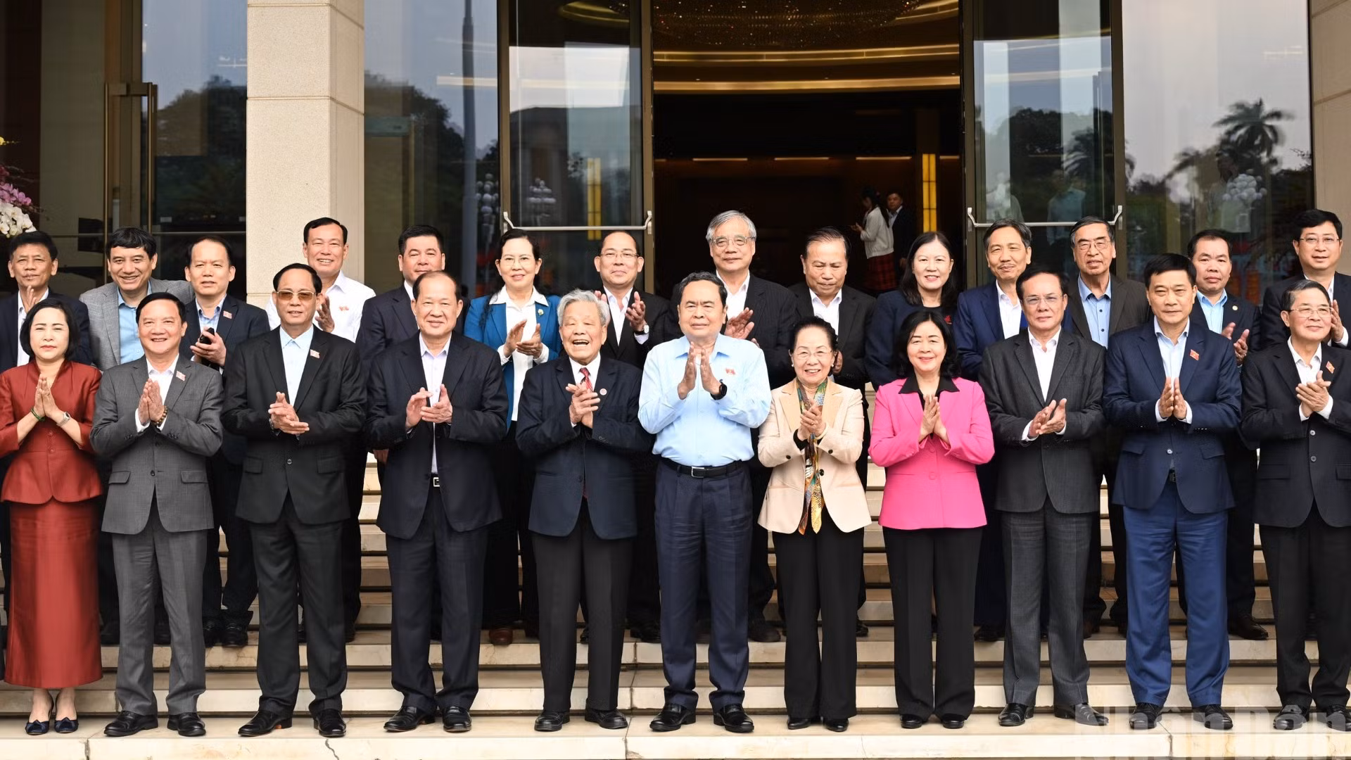 Chủ tịch Quốc hội Trần Thanh Mẫn, Chủ tịch Ủy ban Trung ương Mặt trận Tổ quốc Việt Nam Bùi Thị Minh Hoài và các đại biểu dự hội nghị. (Ảnh: DUY LINH)