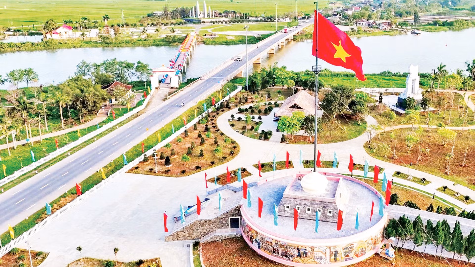Khu di tích quốc gia đặc biệt đôi bờ Hiền Lương-Bến Hải nhìn từ trên cao.