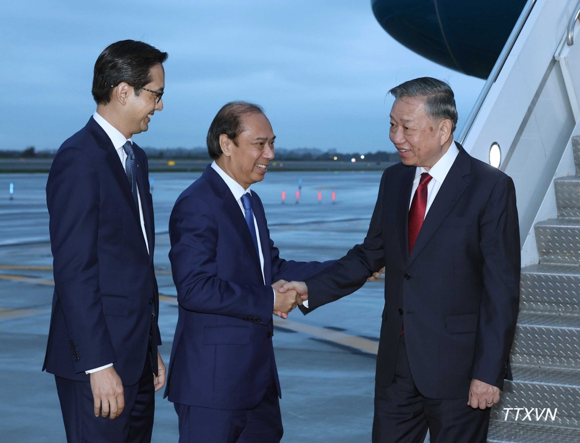 Đại sứ Việt Nam tại Hoa Kỳ Nguyễn Quốc Dũng v&agrave; Đại sứ Đỗ H&ugrave;ng Việt, Trưởng Ph&aacute;i đo&agrave;n Thường trực Việt Nam tại Li&ecirc;n hợp quốc đ&oacute;n Tổng B&iacute; thư, Chủ tịch nước T&ocirc; L&acirc;m tại s&acirc;n bay quốc tế John F.Kennedy, th&agrave;nh phố New York. (Ảnh: Thống Nhất/TTXVN)