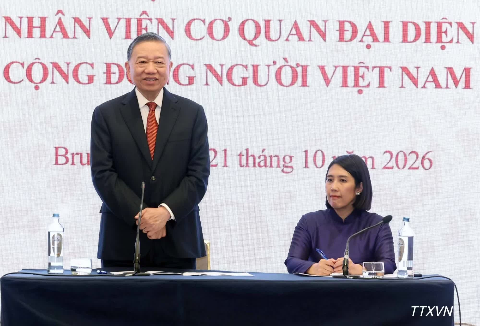 Tổng B&iacute; thư, Chủ tịch nước T&ocirc; L&acirc;m n&oacute;i chuyện th&acirc;n mật với c&aacute;n bộ, nh&acirc;n vi&ecirc;n Đại sứ qu&aacute;n Việt Nam tại Bỉ v&agrave; đại diện cộng đồng người Việt Nam tại ch&acirc;u &Acirc;u.