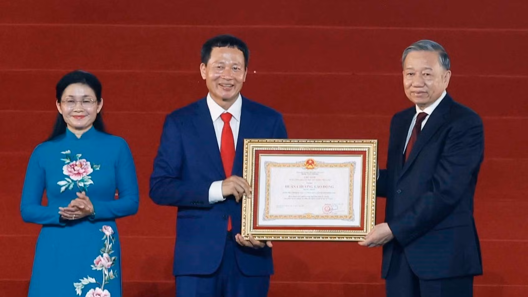Tổng Bí thư, Chủ tịch nước Tô Lâm trao Huân chương Lao động hạng Nhất tặng thành phố Đồng Nai. (Ảnh: THIÊN VƯƠNG)
