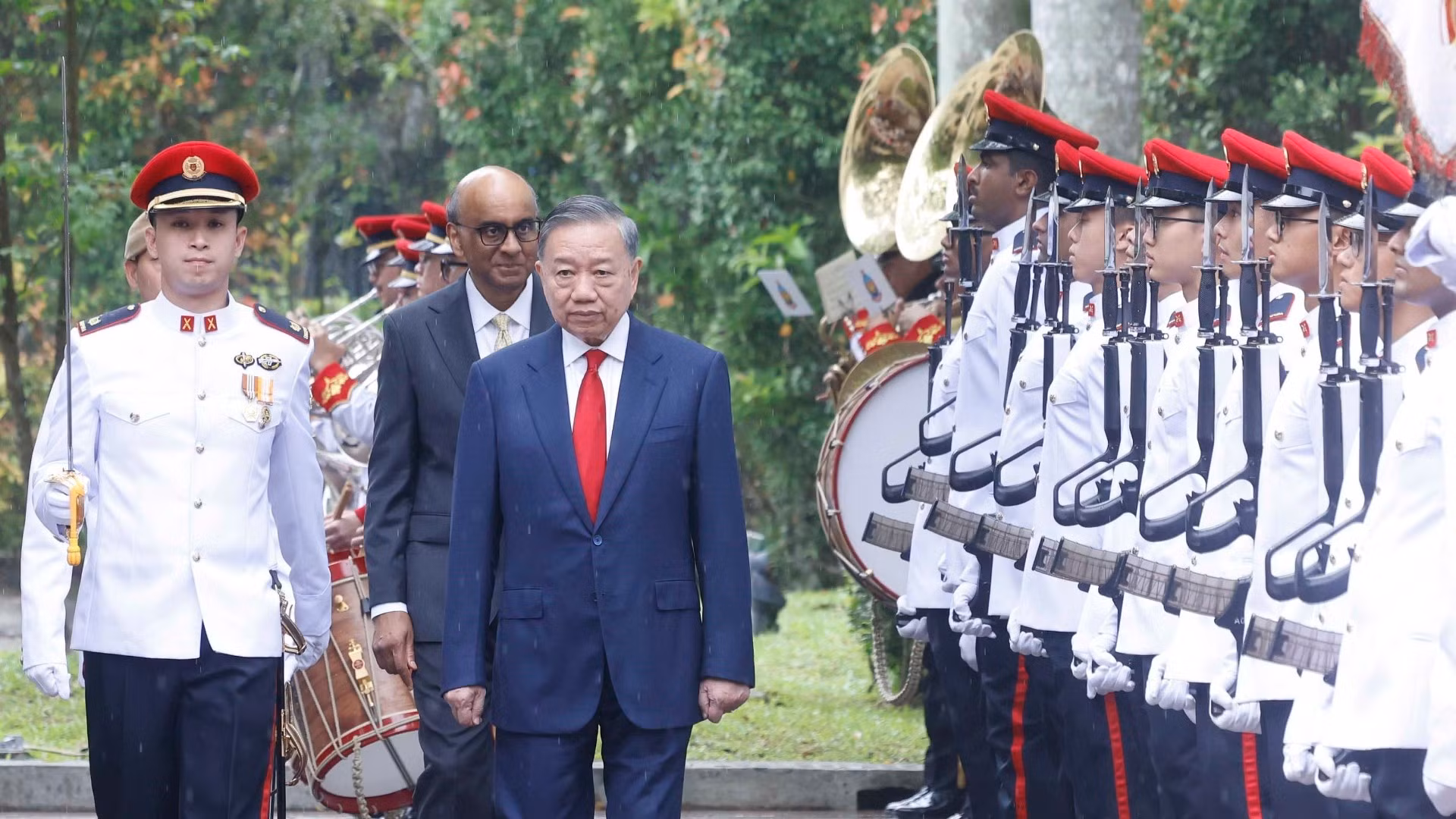  Tổng Bí thư, Chủ tịch nước Tô Lâm và Tổng thống Singapore Tharman Shanmugaratnam duyệt Đội danh dự. (Ảnh: Thống Nhất/TTXVN) 