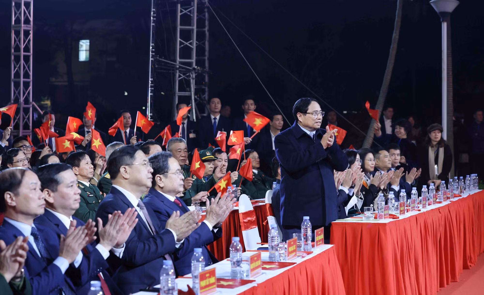 vna-potal-lanh-dao-dang-nha-nuoc-du-thtt-cau-truyen-hinh-hai-tay-xay-dung-mot-son-ha-tai-diem-cau-ha-noi-8557042.jpg