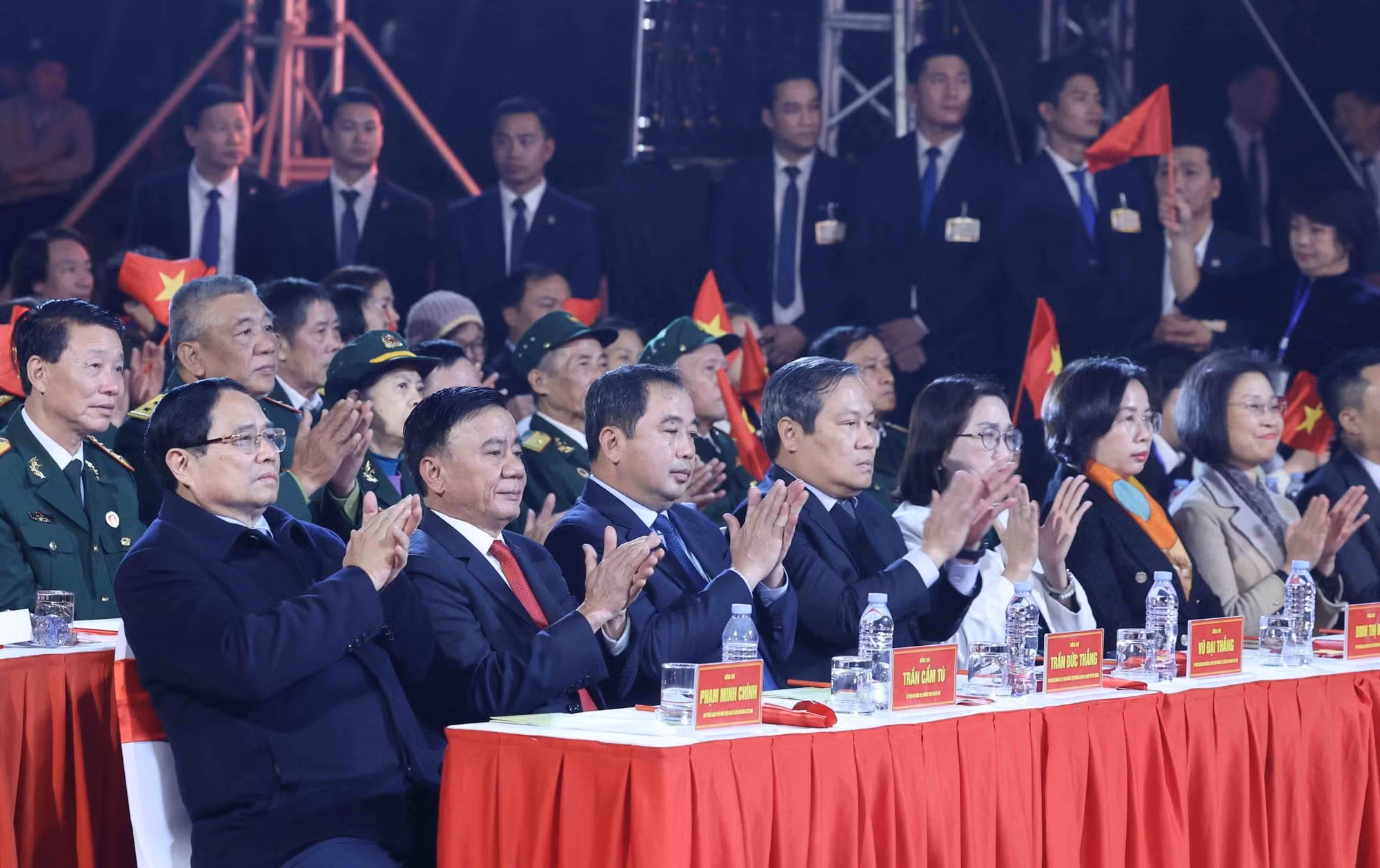 vna-potal-lanh-dao-dang-nha-nuoc-du-thtt-cau-truyen-hinh-hai-tay-xay-dung-mot-son-ha-tai-diem-cau-ha-noi-8557064.jpg