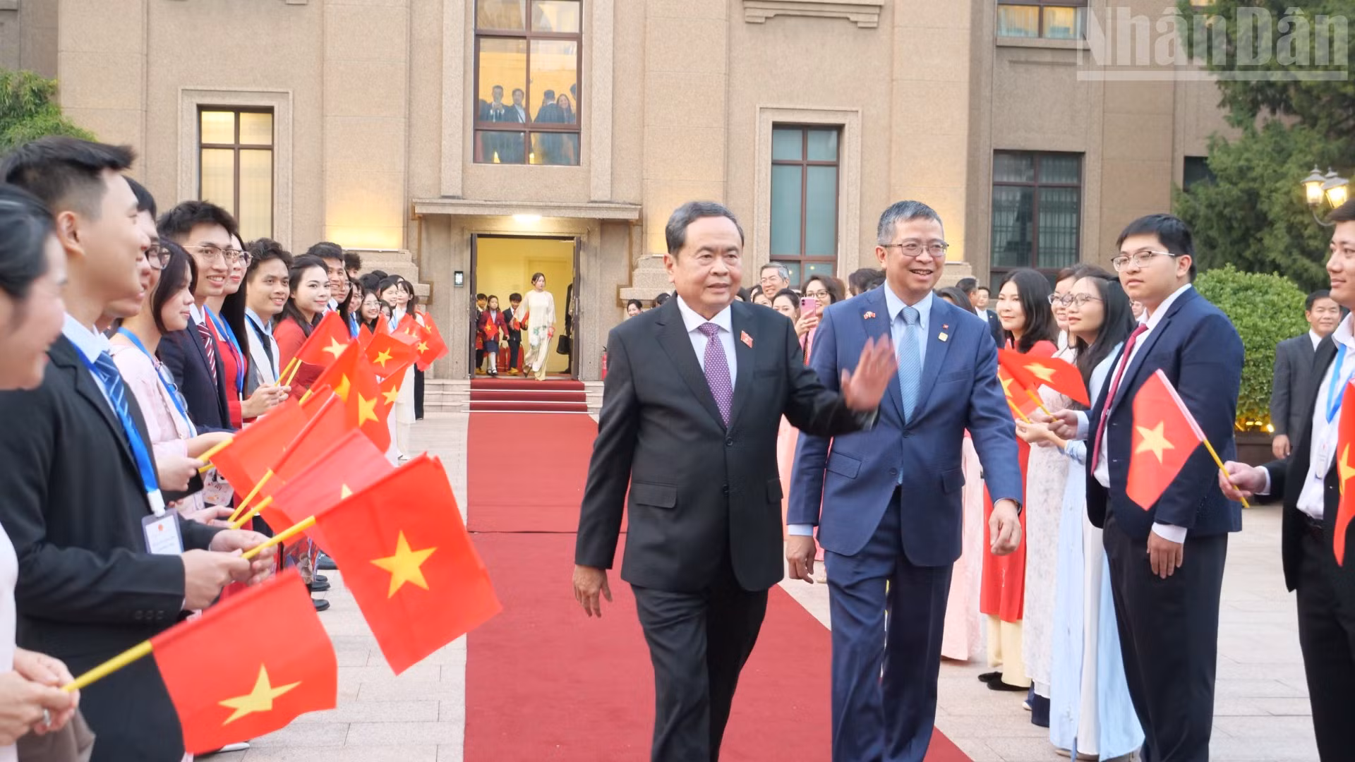 Chủ tịch Quốc hội Trần Thanh Mẫn thăm Đại sứ quán Việt Nam tại Trung Quốc. (Ảnh: HỮU HƯNG-VI SA)
