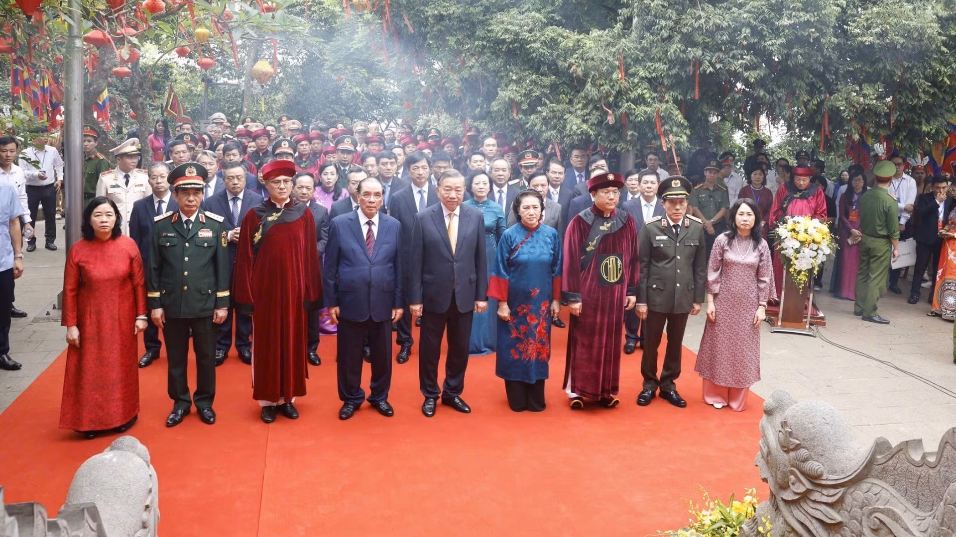 Tổng Bí thư, Chủ tịch nước Tô Lâm và các đồng chí lãnh đạo, Đảng nhà nước thực hiện nghi thức tưởng niệm các Vua Hùng tại Đền Thượng. (Ảnh: Thống Nhất/TTXVN)