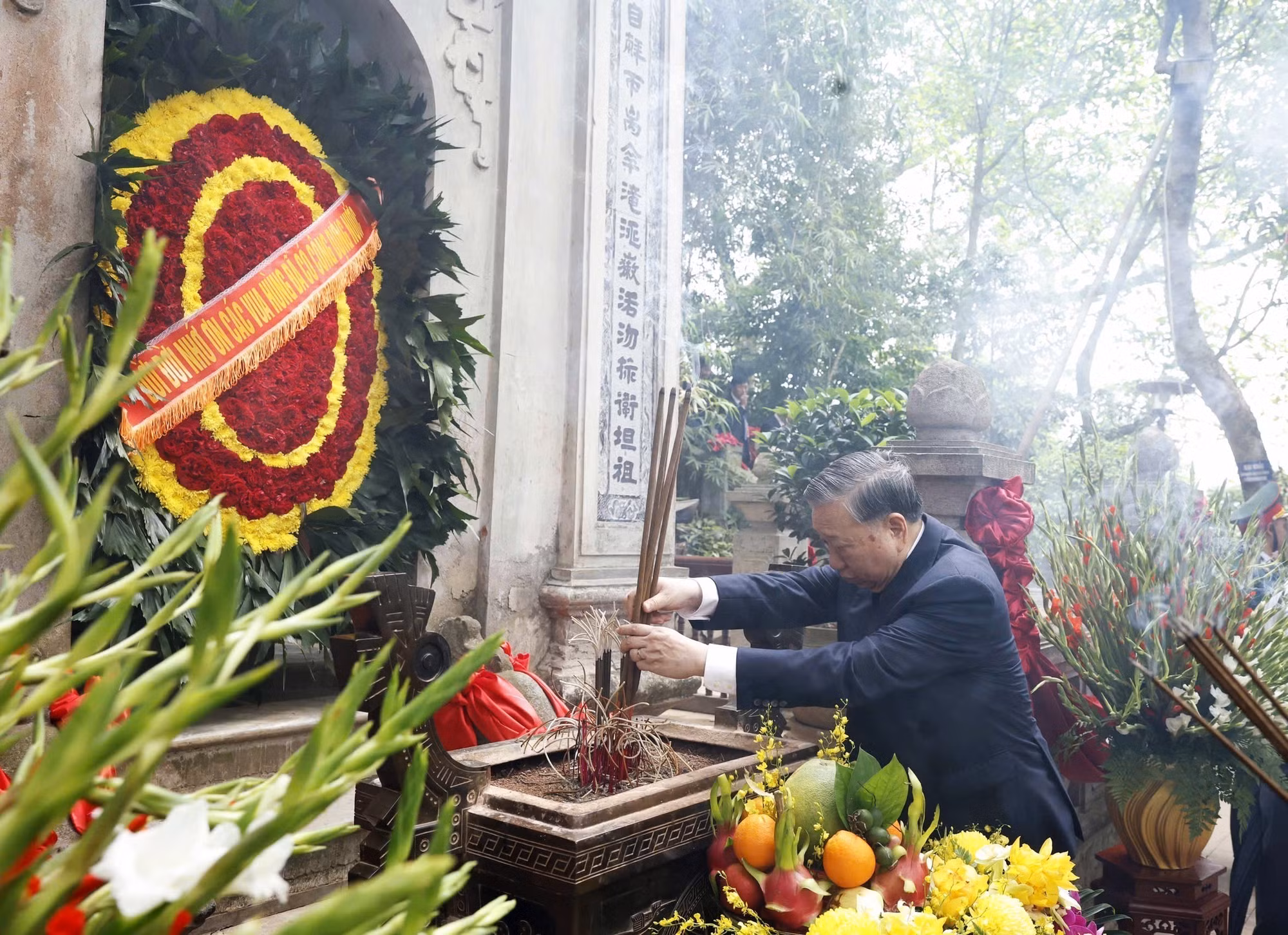 vna-potal-tong-bi-thu-chu-tich-nuoc-to-lam-dang-huong-tuong-niem-cac-vua-hung-8726360.jpg