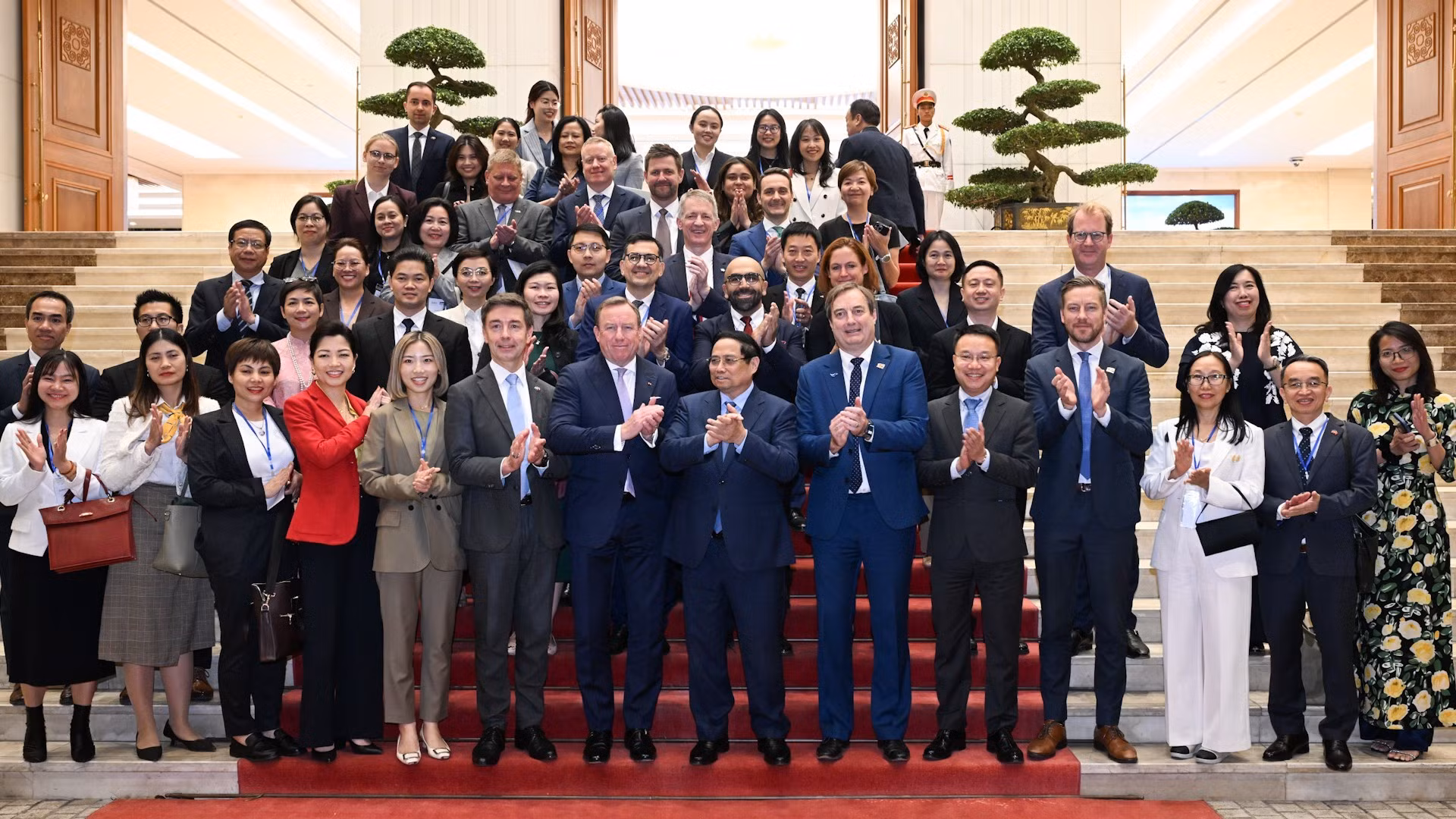 Thủ tướng Phạm Minh Chính và đoàn doanh nghiệp của Hội đồng Kinh doanh Châu Âu-ASEAN (EU-ABC), Hiệp hội doanh nghiệp châu Âu tại Việt Nam (EuroCham).