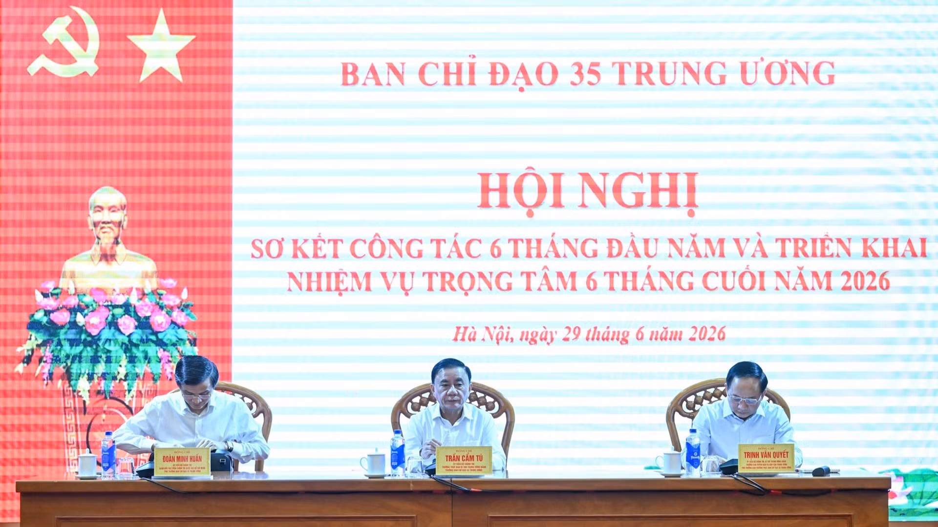 Thường trực Ban Bí thư Trần Cẩm Tú và các đồng chí lãnh đạo chủ trì hội nghị. (Ảnh: DUY LINH)