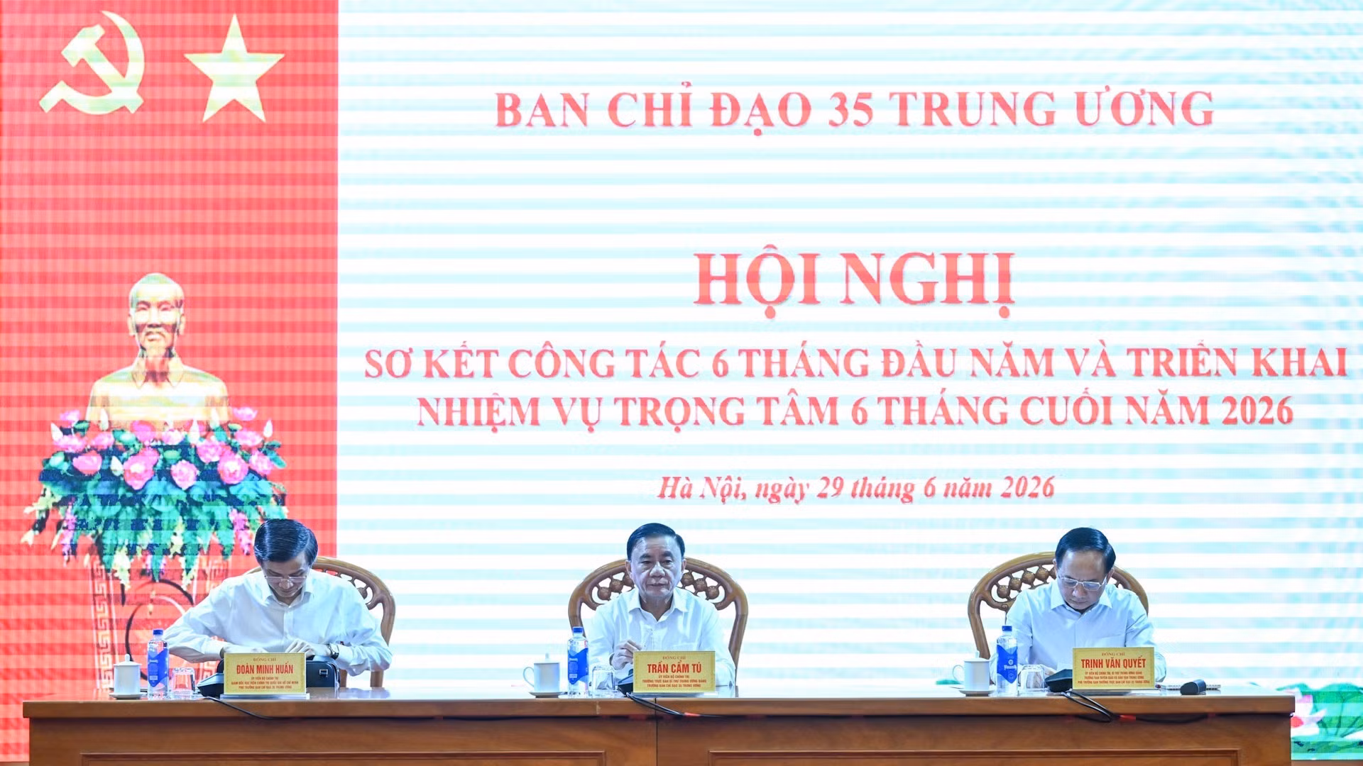 Thường trực Ban Bí thư Trần Cẩm Tú và các đồng chí lãnh đạo chủ trì hội nghị. (Ảnh: DUY LINH)