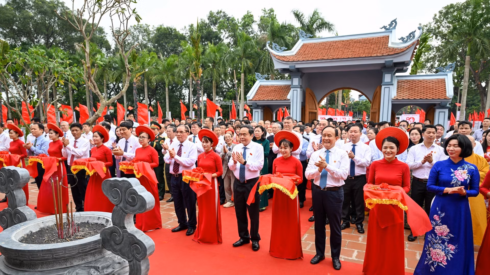 Chủ tịch Quốc hội Trần Thanh Mẫn, nguyên Tổng Bí thư Nông Đức Mạnh và các đại biểu thực hiện nghi thức khánh thành Khu lưu niệm Trưởng ban Thường trực Quốc hội Bùi Bằng Đoàn. (Ảnh: DUY LINH)