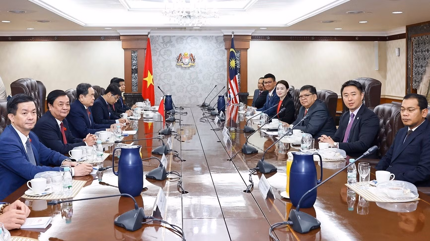 vna-potal-chu-tich-quoc-hoi-tran-thanh-man-hoi-dam-voi-chu-tich-ha-vien-malaysia-tansri-dato-johari-bin-abdul-8283946-4087.jpg