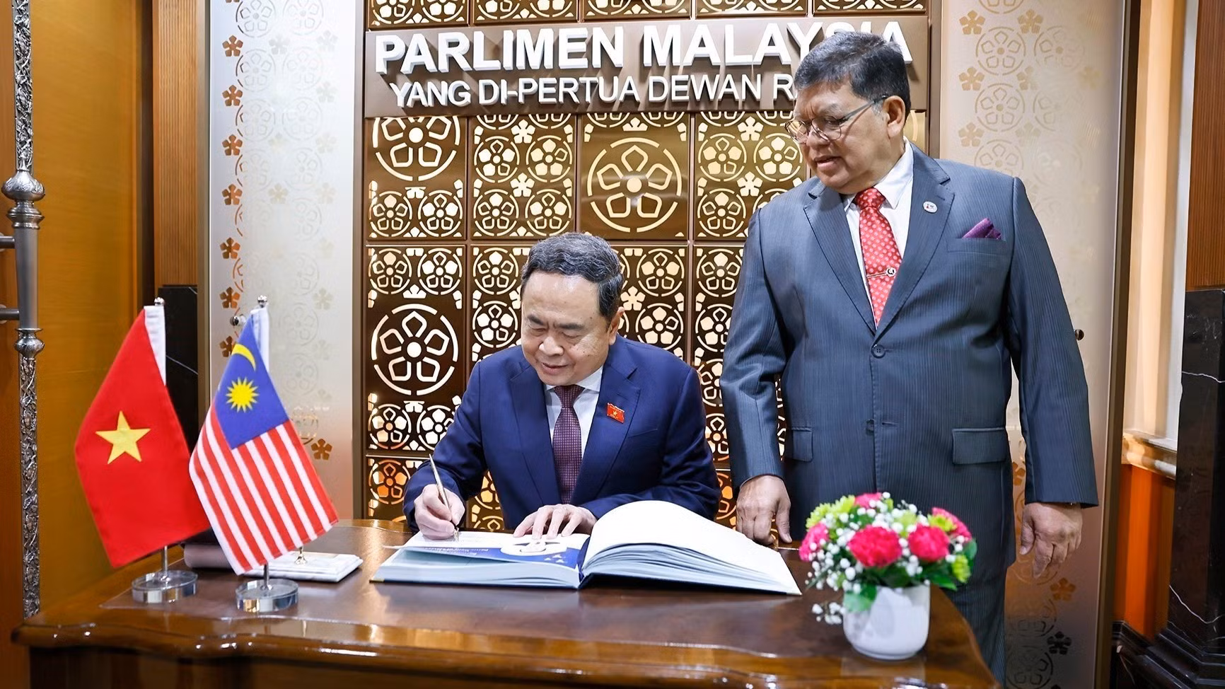 vna-potal-chu-tich-quoc-hoi-tran-thanh-man-hoi-dam-voi-chu-tich-ha-vien-malaysia-tansri-dato-johari-bin-abdul-8283927-4888.jpg