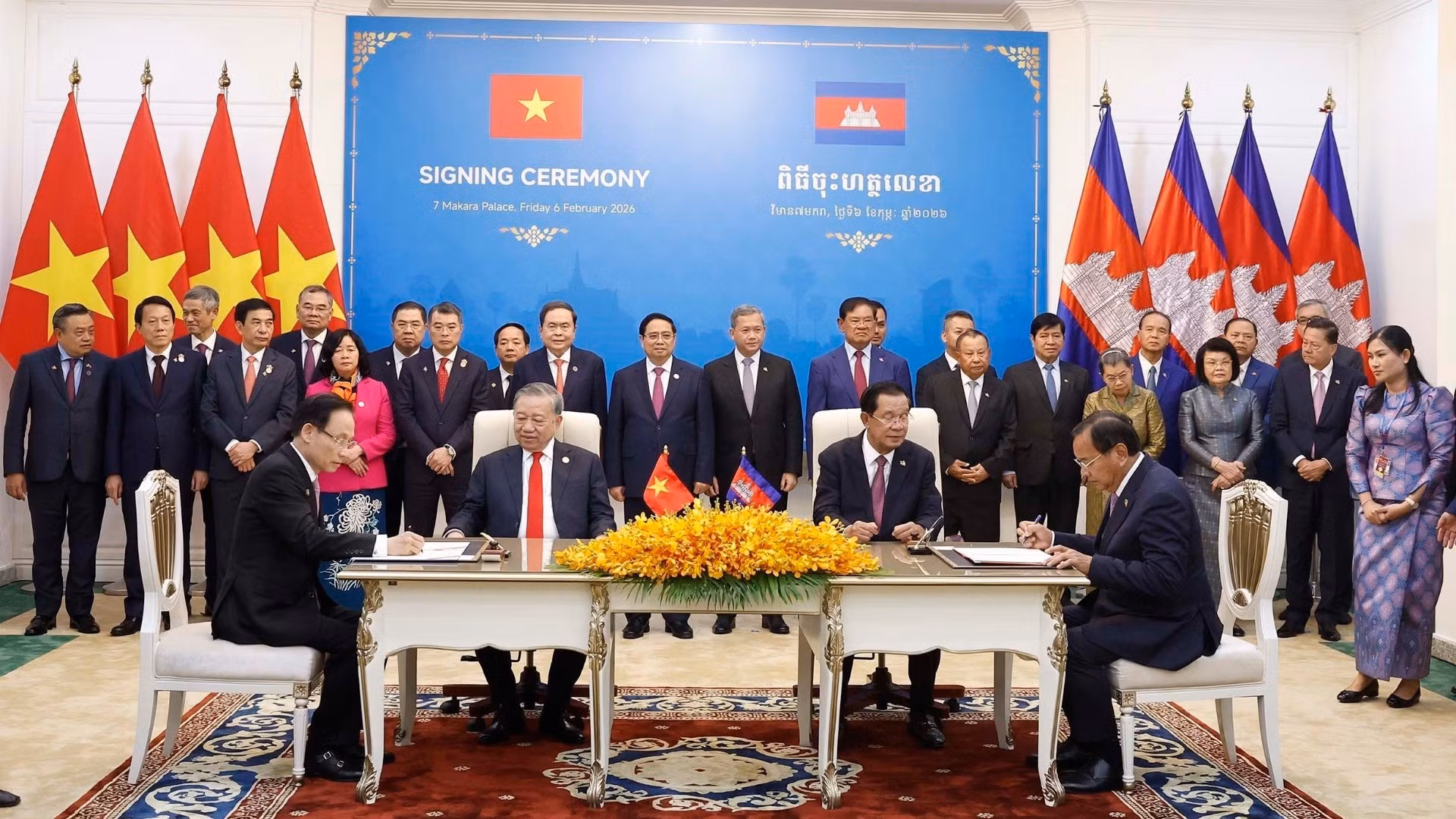 Ký kết Thoả thuận hợp tác giữa Bộ Ngoại giao Việt Nam và Ban Đối ngoại Trung ương Đảng Nhân dân Campuchia. (Ảnh: Thống Nhất/TTXVN)