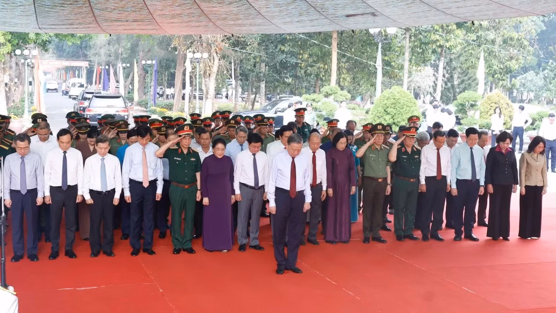 vna-potal-tong-bi-thu-chu-tich-nuoc-to-lam-dang-huong-tuong-niem-cac-anh-hung-liet-si-tai-tay-ninh-8727554-460.jpg