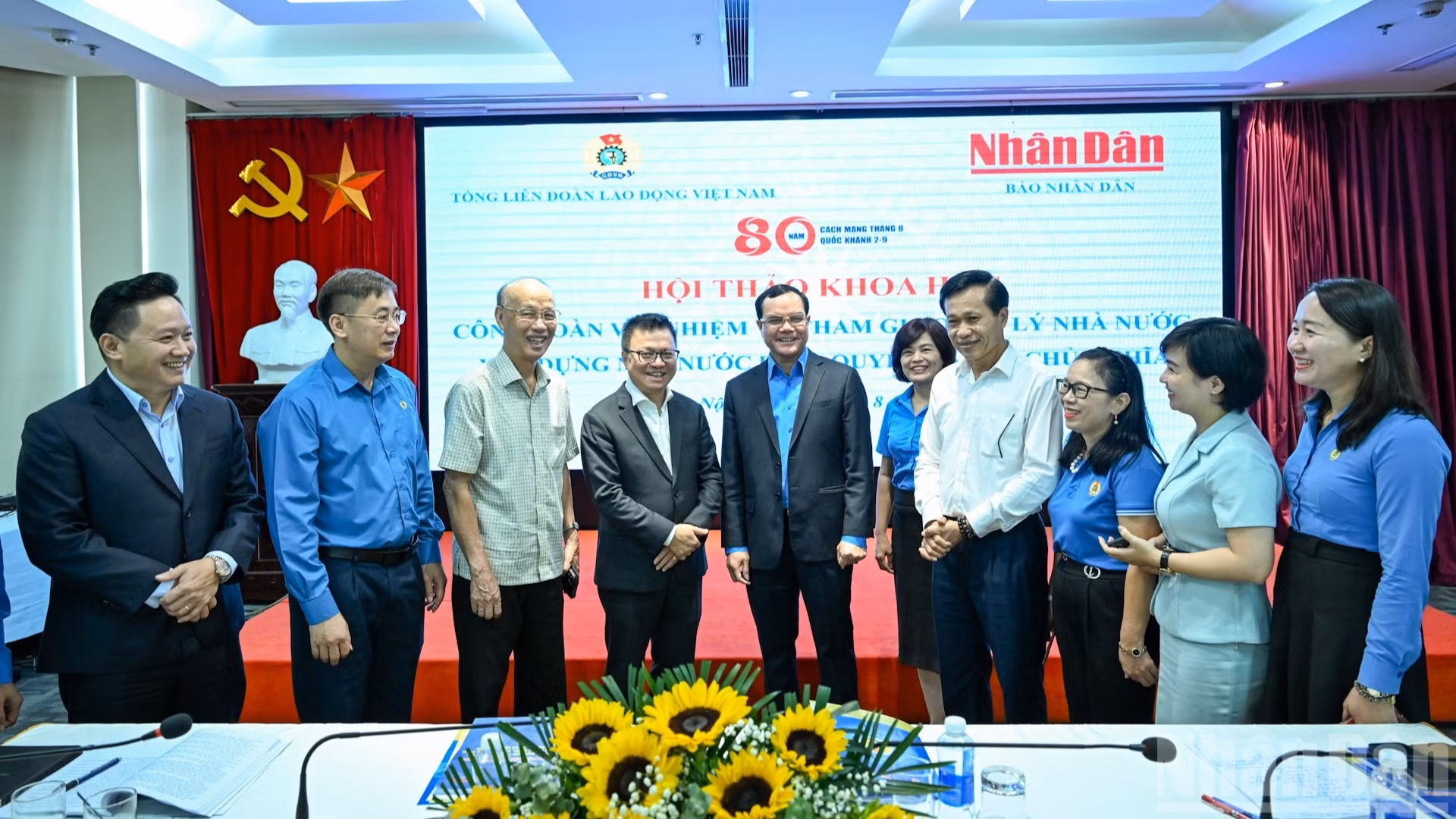 Tổng Biên tập Báo Nhân Dân Lê Quốc Minh, Chủ tịch Tổng Liên đoàn Lao động Việt Nam Nguyễn Đình Khang với các chuyên gia, nhà khoa học và các đại biểu dự hội thảo.