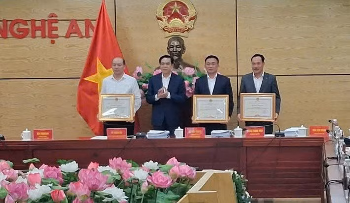 Chủ tịch Ủy ban nhân dân tỉnh Nghệ An tặng bằng khen cho các tập thể.