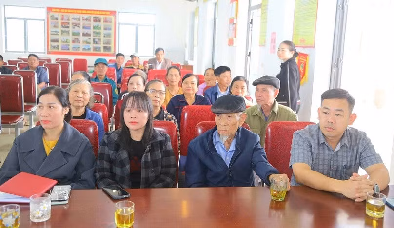 Cử tri cao tuổi Hồ Xuân Biểu (ngồi hàng đầu, đội mũ) chăm chú theo dõi hội nghị tiếp xúc cử tri trên địa bàn.