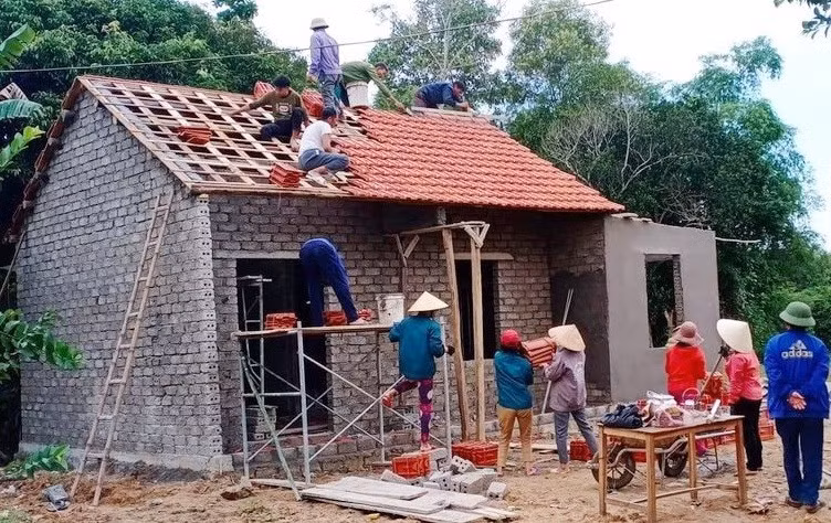 Hội Phụ nữ Yên Thành hỗ trợ hội viên xóa nhà tạm. (Ảnh: MAI HOA)