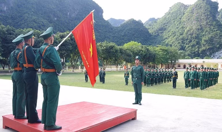 Chiến sĩ mới đọc 10 lời thề danh dự của Quân đội nhân dân Việt Nam.