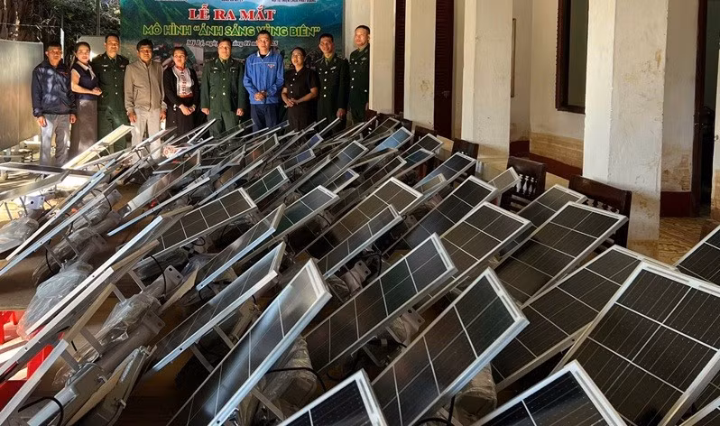 Lãnh đạo Đồn Biên phòng Mỹ Lý và địa phương trong lễ ra mắt mô hình “Ánh sáng vùng biên”.